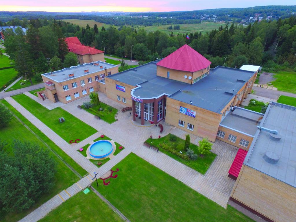 セルギエフ・ポサードにあるPansionat Voskhodの大きな庭のある大きな建物の上空を見渡せます