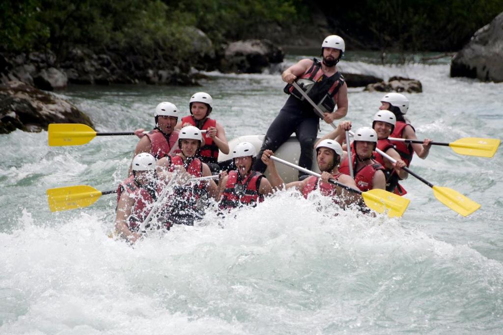 Rafting Camp Modra Rijeka في Šćepan-Polje: مجموعة من الناس تتجول على نهر