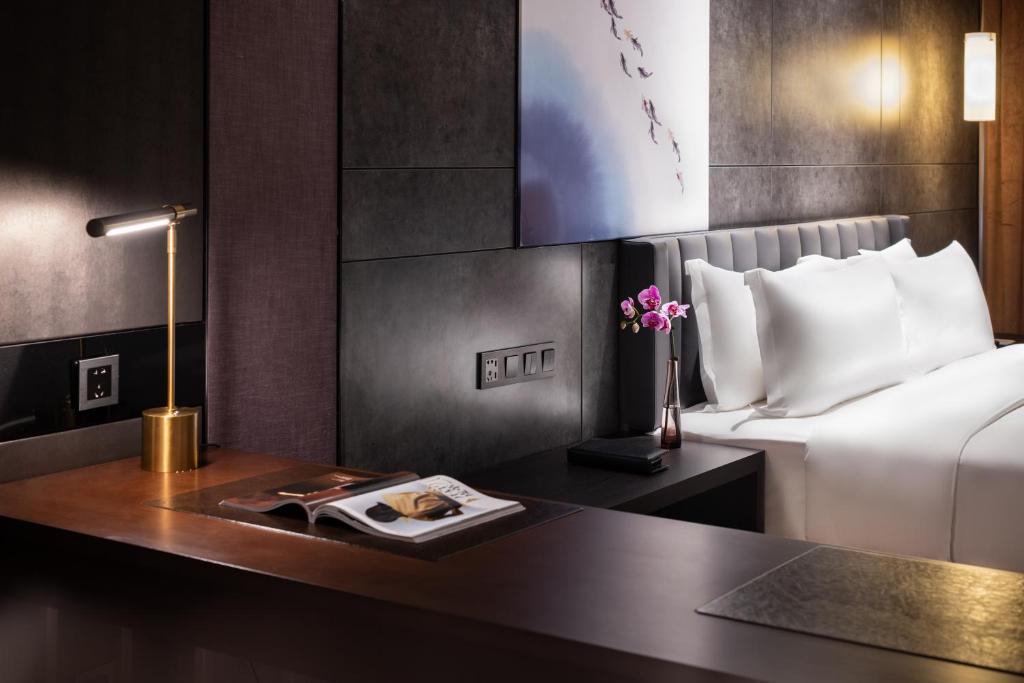 Postel nebo postele na pokoji v ubytování Mercure Shenzhen Longgang