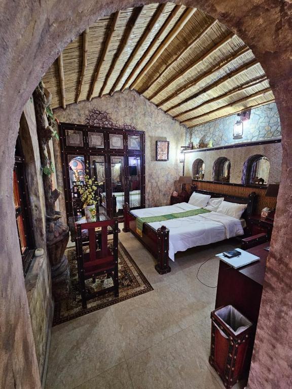 Postel nebo postele na pokoji v ubytování Mughaibar Fort Resort