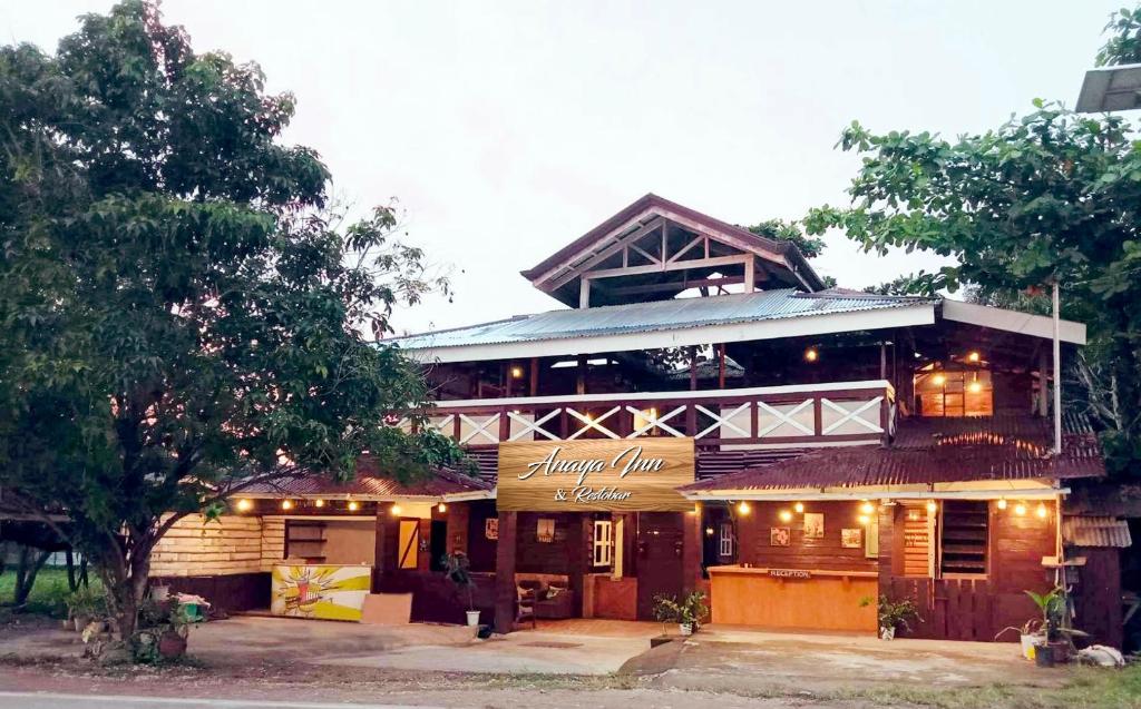 邦勞的住宿－Anaya Inn and Restobar，前面有标志的建筑