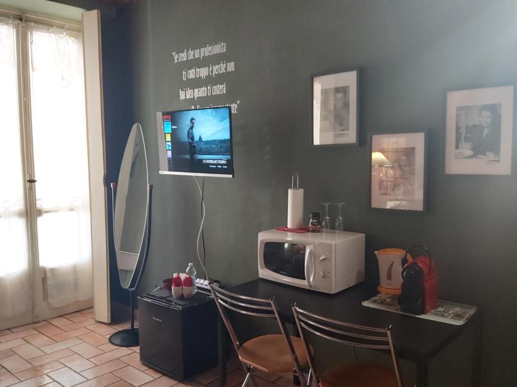 Televízia a/alebo spoločenská miestnosť v ubytovaní Gagliaudo suite