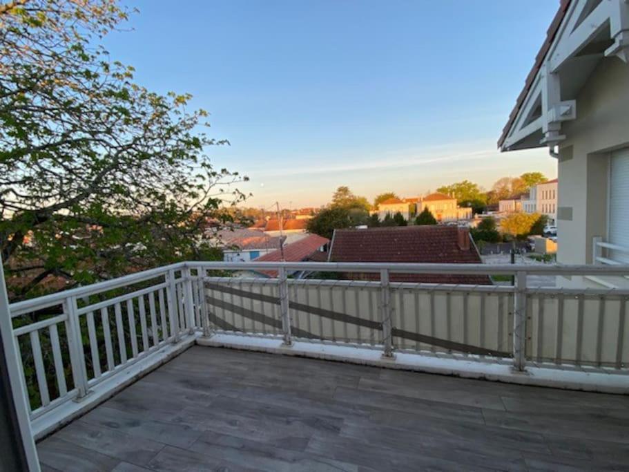 un balcon d'une maison avec une clôture blanche dans l'établissement Charmant appartement de type 3 au deuxieme étage, à Gujan-Mestras