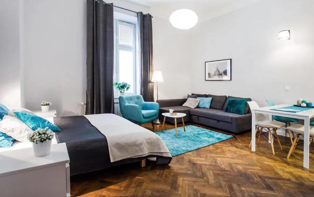 een slaapkamer met een bed en een woonkamer bij Perfect place to stay in Kraków City Center 36m2 W3 in Krakau