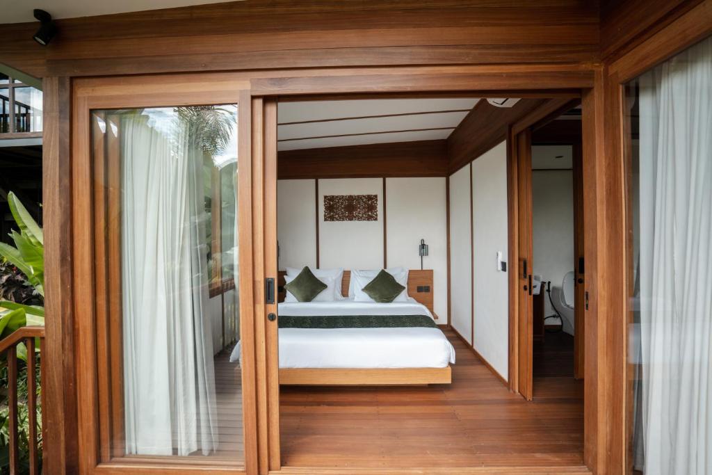 Grün Ubud房間的床