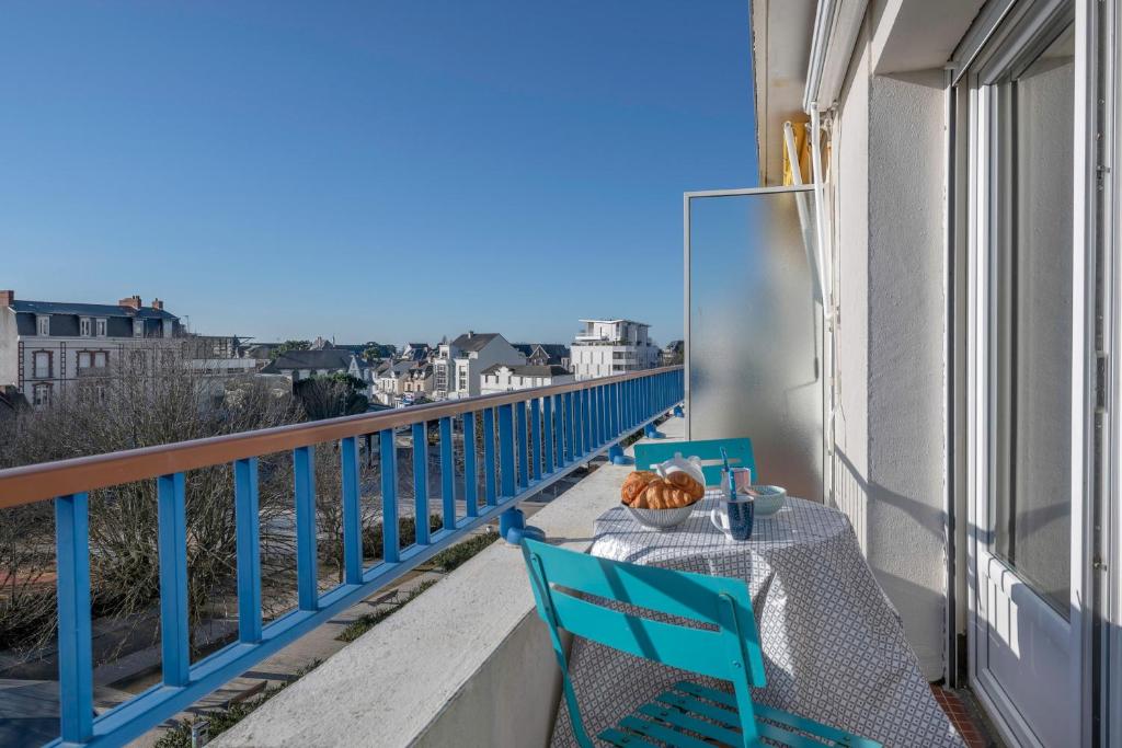 a table and chairs on a balcony with a view at Appart pour 4 en plein coeur de La Baule in La Baule