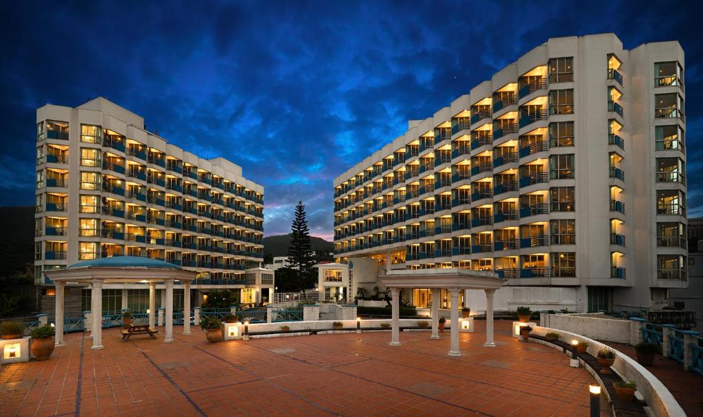 萬里的住宿－群策翡翠灣溫泉飯店，一家晚上有两座高楼的酒店
