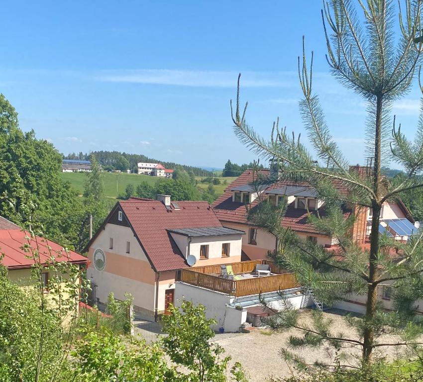 ein großes Haus mit rotem Dach in der Unterkunft Penzion Pod Ždánovem in Nezdice