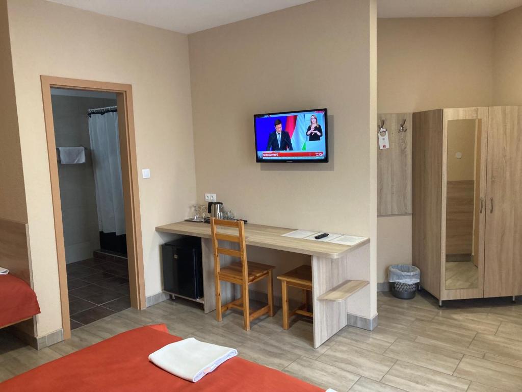 TV a/nebo společenská místnost v ubytování Nautilus Étterem és Panzió