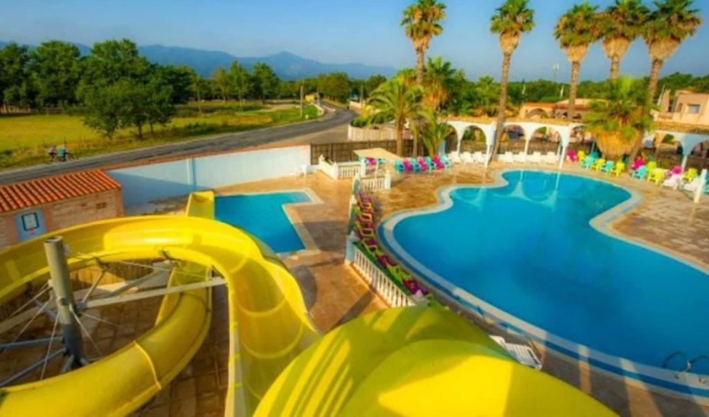 濱海阿熱萊斯的住宿－Camping le Neptune 4 étoiles，一个带游泳池和水滑梯的度假村
