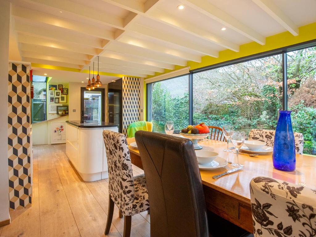 a kitchen and dining room with a table and chairs at Betty's Cottage in Burford