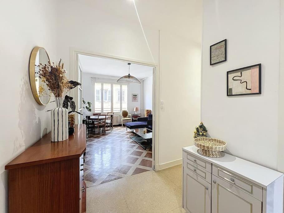sala de estar con mesa y espejo en Joli Appartement - Proche Gare St Charles - Les Frères de la Loc', en Marsella