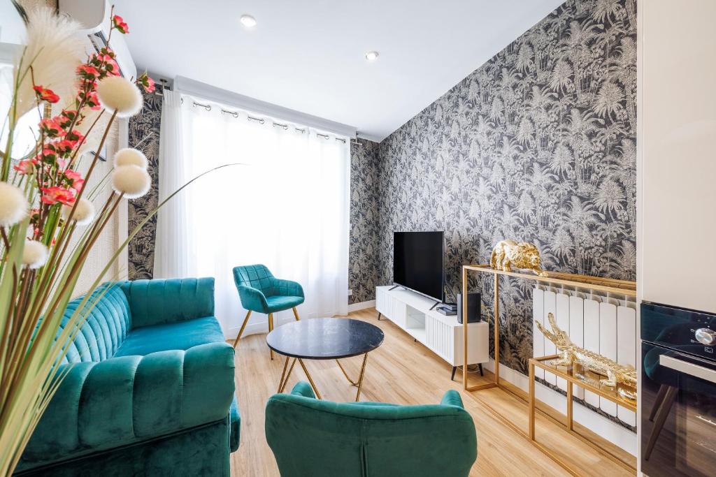 sala de estar con sofá y TV en Nice Renting - OFFENBACH - Luxury Apartment Fully Equipped Center en Niza