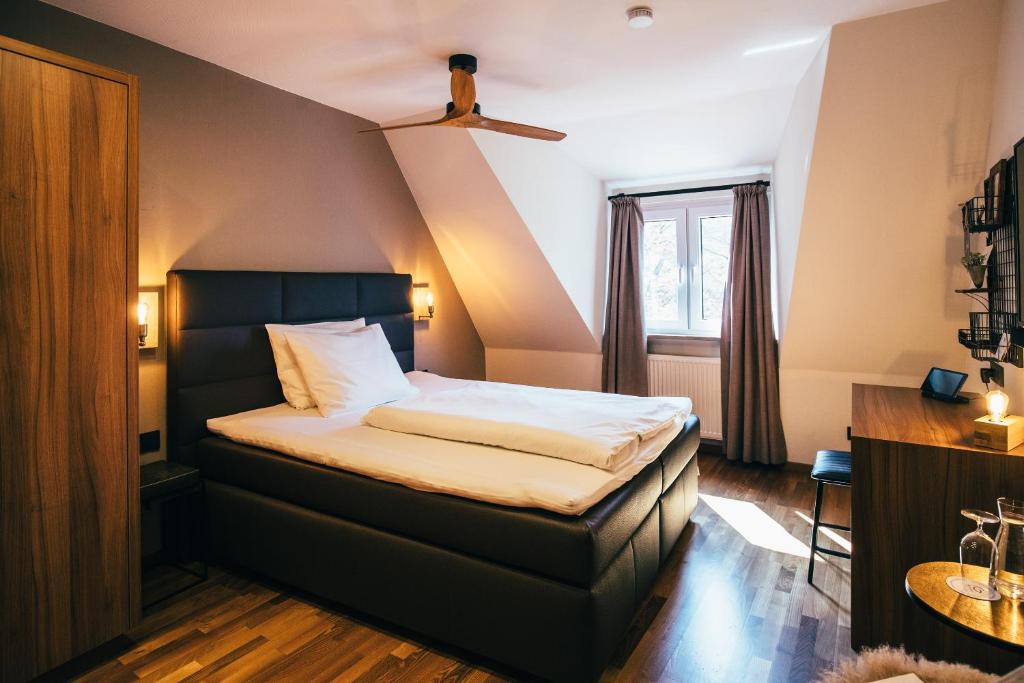 Postel nebo postele na pokoji v ubytování Boutique-Hotel Bayerischer Hof