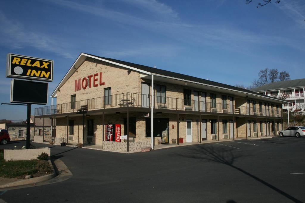 un hôtel avec un panneau sur le côté d'un bâtiment dans l'établissement Relax Inn Front Royal, à Front Royal