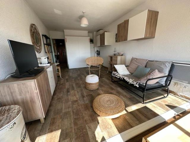 un salon avec un canapé et une table dans l'établissement Vue mer, plage des Sablettes à pied et climatisation, à La Seyne-sur-Mer