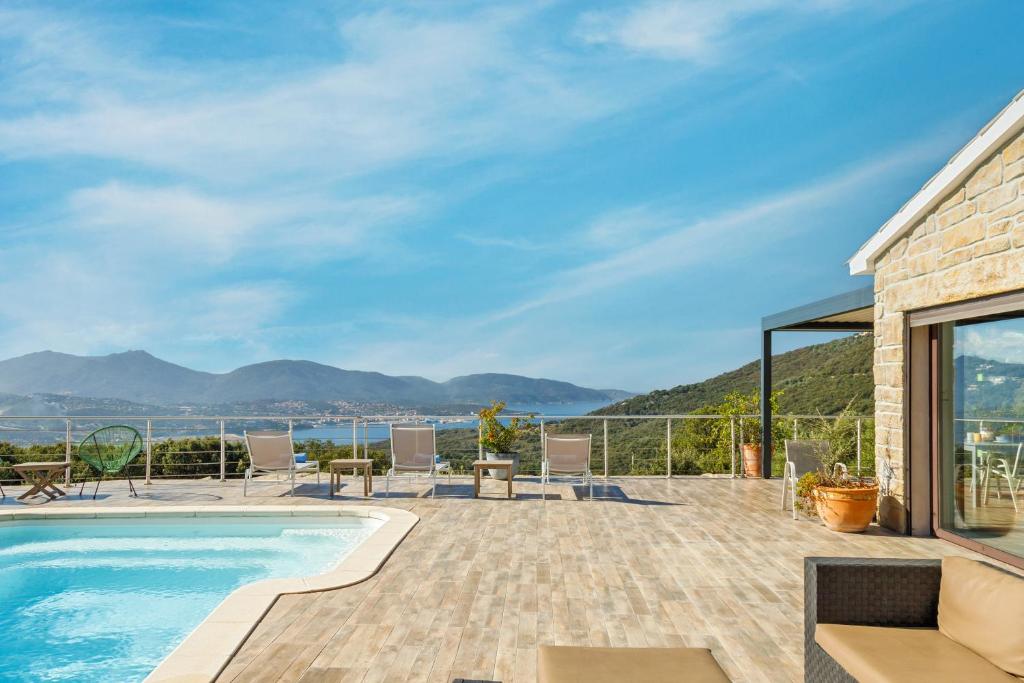 une maison avec une piscine et une terrasse dans l'établissement Villa Kalliste, à Olmeto