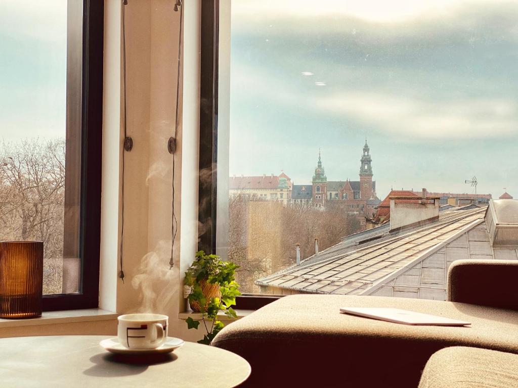 um quarto com vista para a cidade a partir de uma janela em PANORAMA VIEW by Mint Apartment em Cracóvia