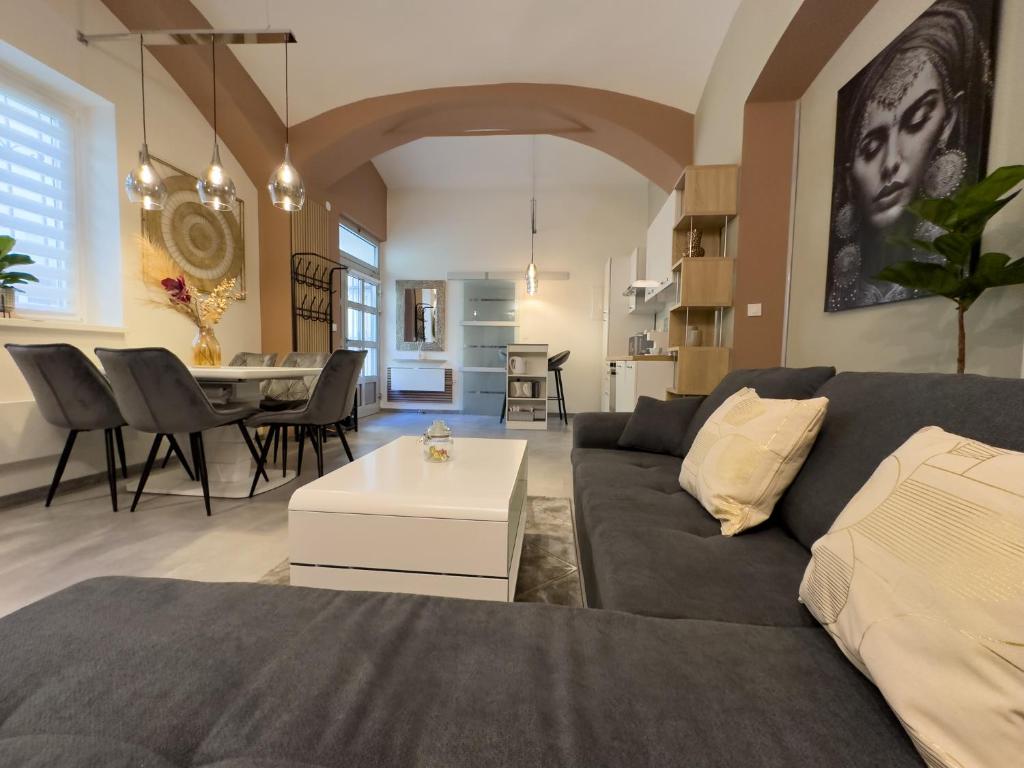 uma sala de estar com um sofá e uma mesa em Adamas em Celje