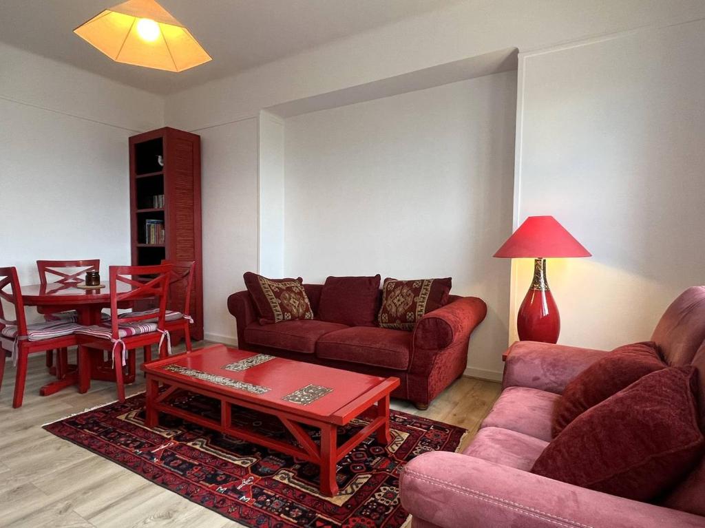 un salon avec un canapé et une table dans l'établissement 107 - Appartement 2 chambres au Sables-D'Or avec vue mer, à Fréhel