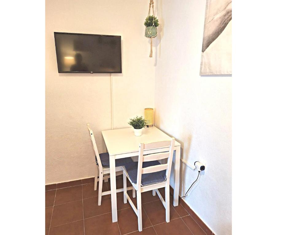 Televízia a/alebo spoločenská miestnosť v ubytovaní Apartamentos La Casa del Remolino- Centro histórico de Conil, andando a la playa