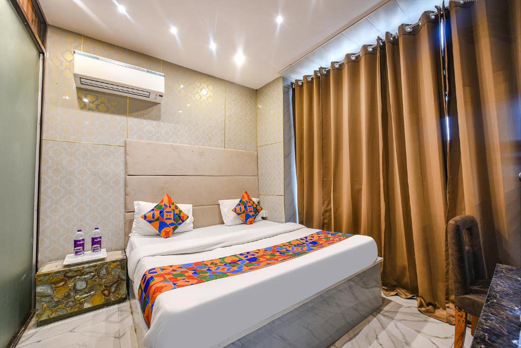 um quarto com uma cama num quarto em FabHotel The Dreams em Chandīgarh