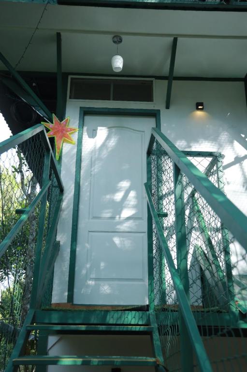 SpiceBuds TreeHouse - Idukki - 阳台的家庭套房