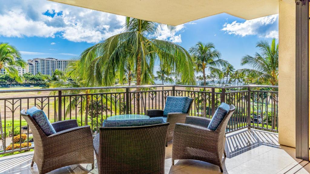 balkon z krzesłami i widokiem na ocean w obiekcie Ko Olina Beach Villas B403 w mieście Kapolei