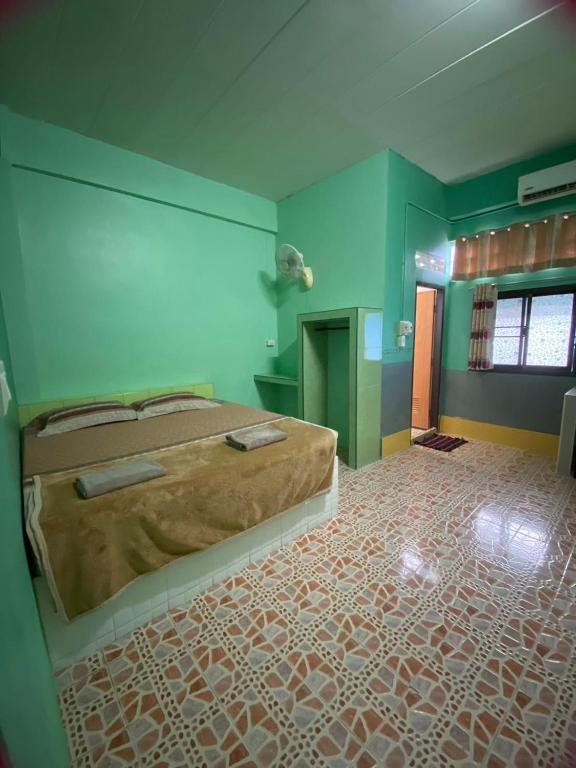 a bedroom with a large bed in a room at นานา อพาร์ทเม้นท์ นราธิวาส in Kampong Botong