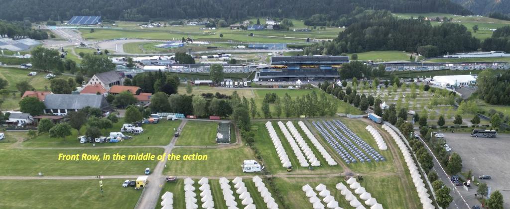 een luchtzicht op een park in het midden van een veld bij GrandPrixCamp, closest to the Red Bull Ring, up to 4 guests in a tent in Spielberg