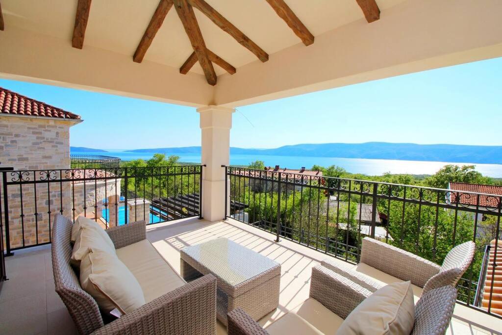 un patio con sedie e un tavolo sul balcone. di Welcome to Island Krk! a Linardići