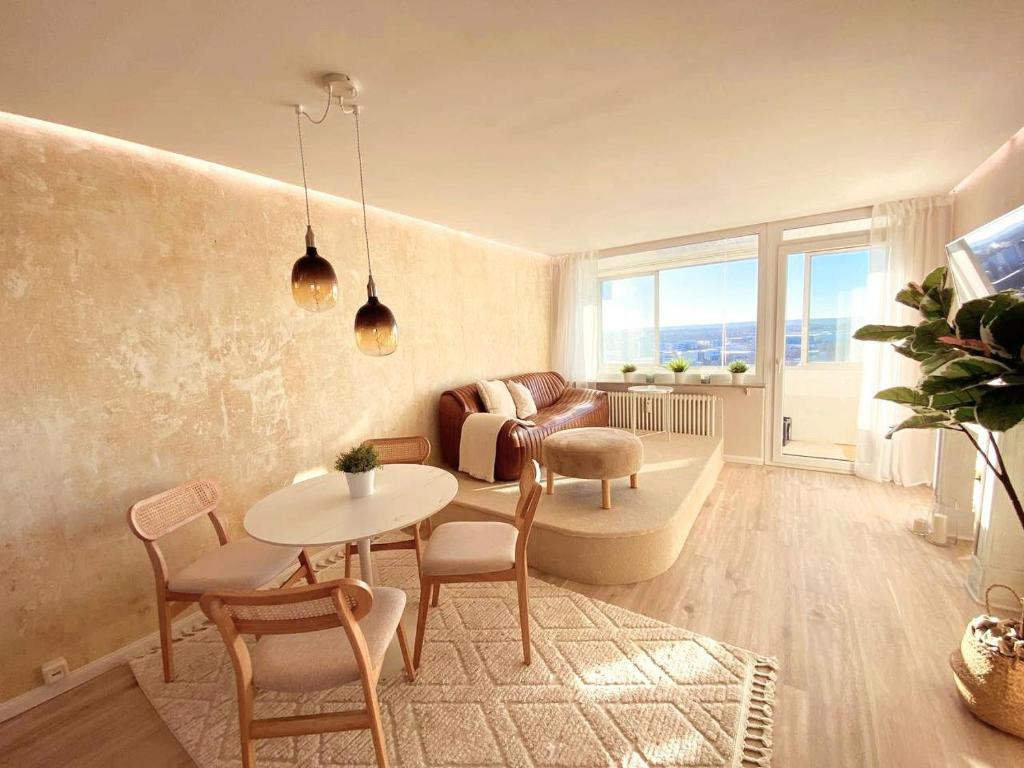 ein Wohnzimmer mit einem Tisch und einem Sofa in der Unterkunft Stylische Sunset-Wohnung in Augsburg