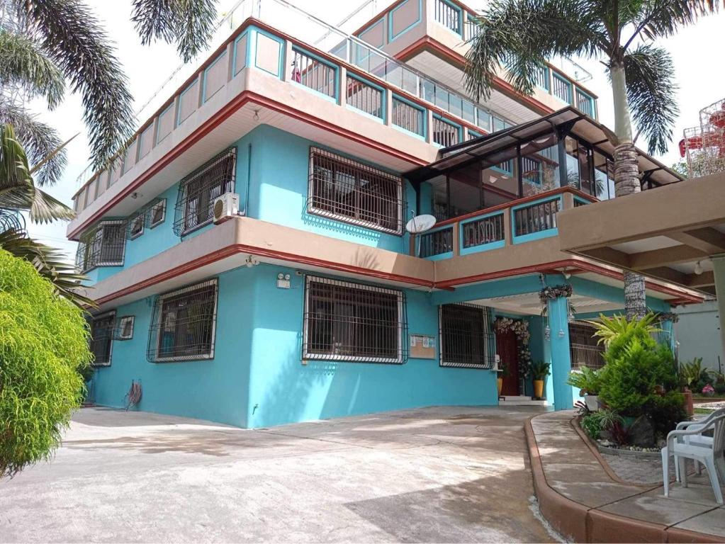 un edificio azul con balcón en la parte superior en Maharlika's Peak a Dog-Friendly Tagaytay House, en Tagaytay