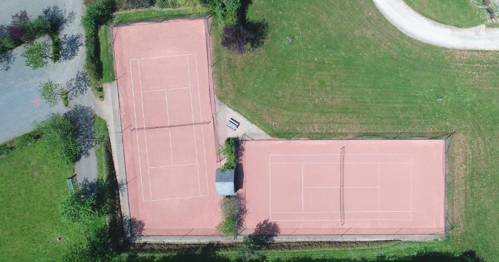 Tenis a/nebo squash v ubytování La Marguerite nebo okolí