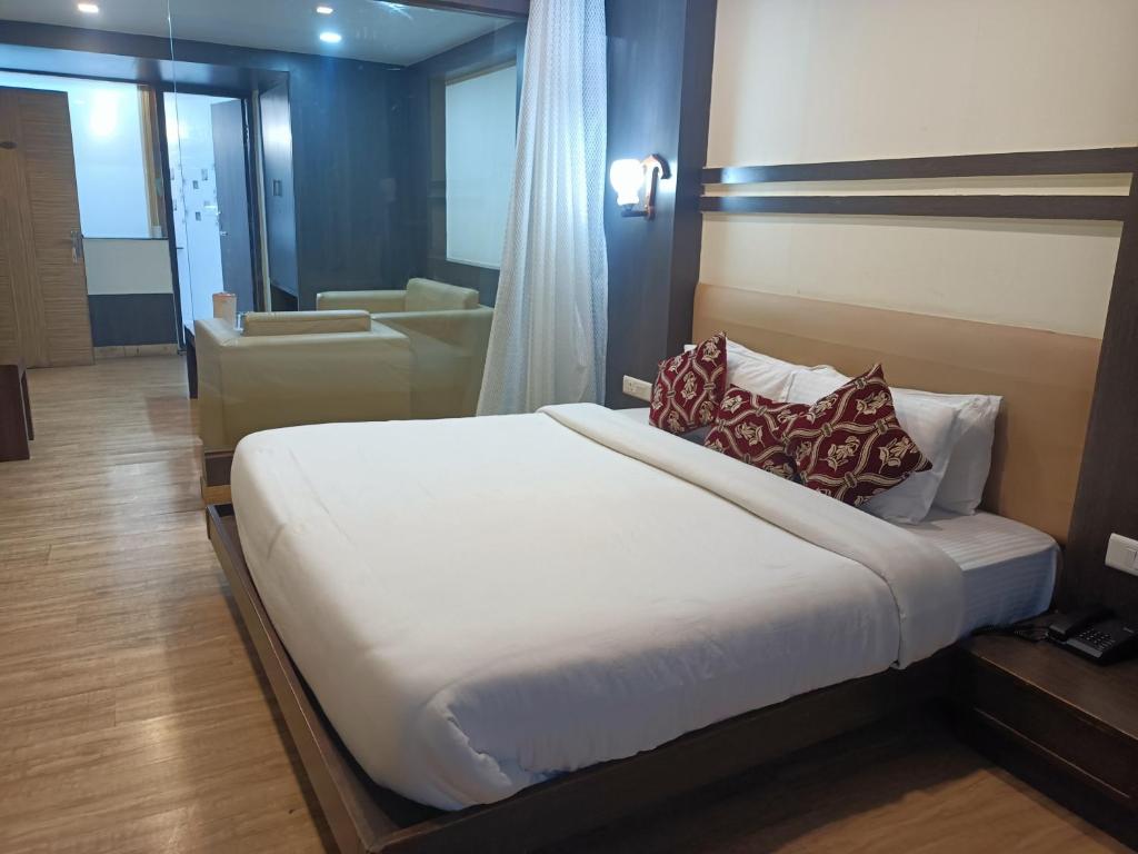 Pokój hotelowy z łóżkiem i krzesłem w obiekcie zoz Sm1 w mieście Shimla