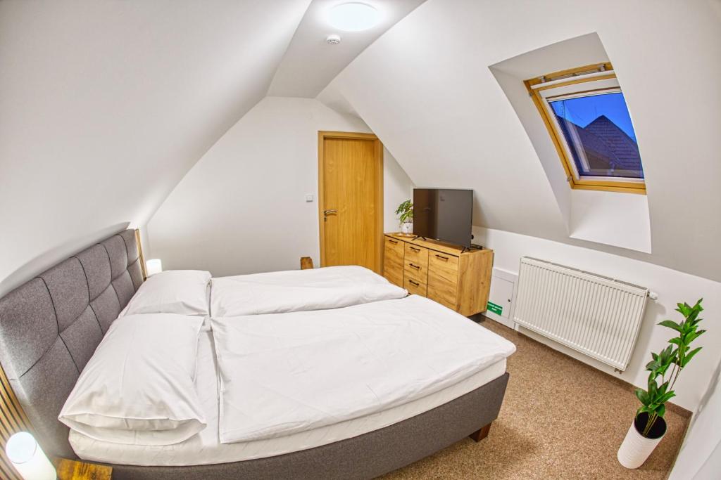 Postel nebo postele na pokoji v ubytování Hotel a Restaurace Růže