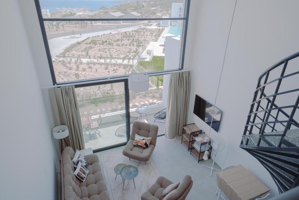 vista aerea su un soggiorno con ampia finestra di Modern and spacious apartment with beautiful roof terrace and sea view a Kyrenia