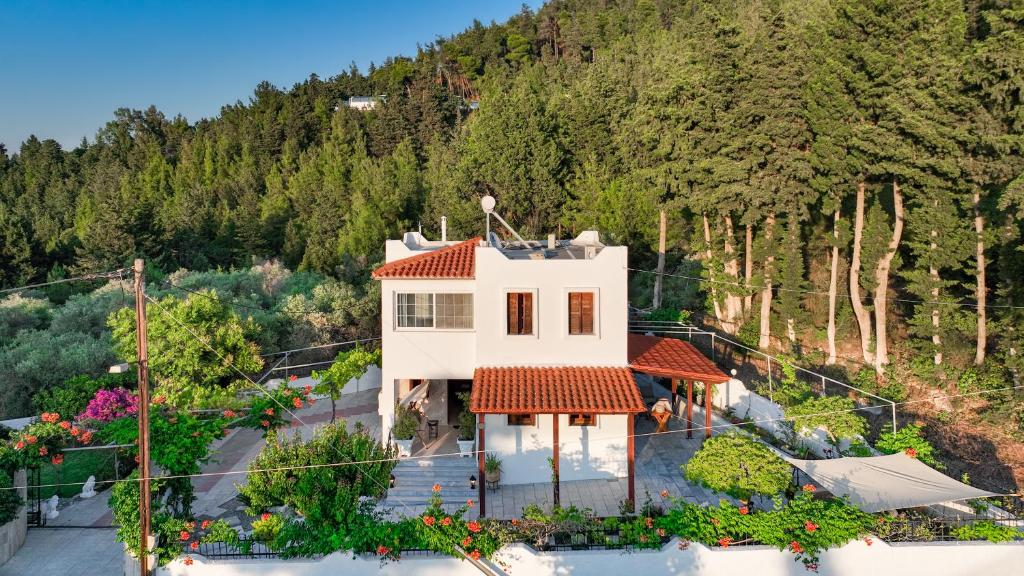 een luchtzicht op een huis met een berg bij Villa Sea View Gem Steps to Zia Square Hot Tub in Lagoúdi Zía