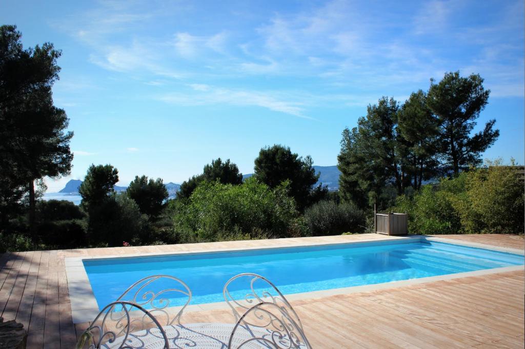 une piscine avec vue sur les montagnes dans l'établissement LA CIVADE, à La Ciotat
