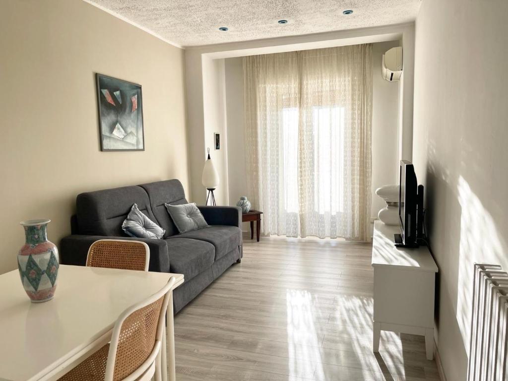 un soggiorno con divano e tavolo di GoodAngel House a Napoli