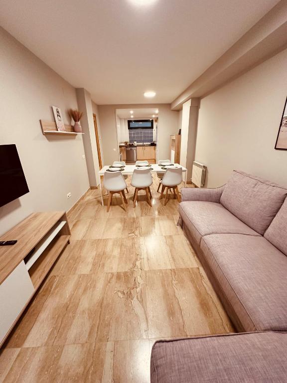 un soggiorno con divano, tavolo e sedie di DOLCE GAVA a Gavà