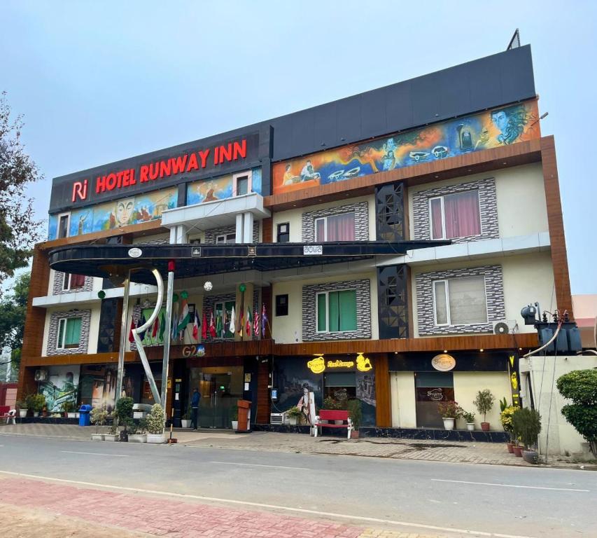 um edifício ao lado de uma rua em Hotel Runway Inn em Pura Raghunāth