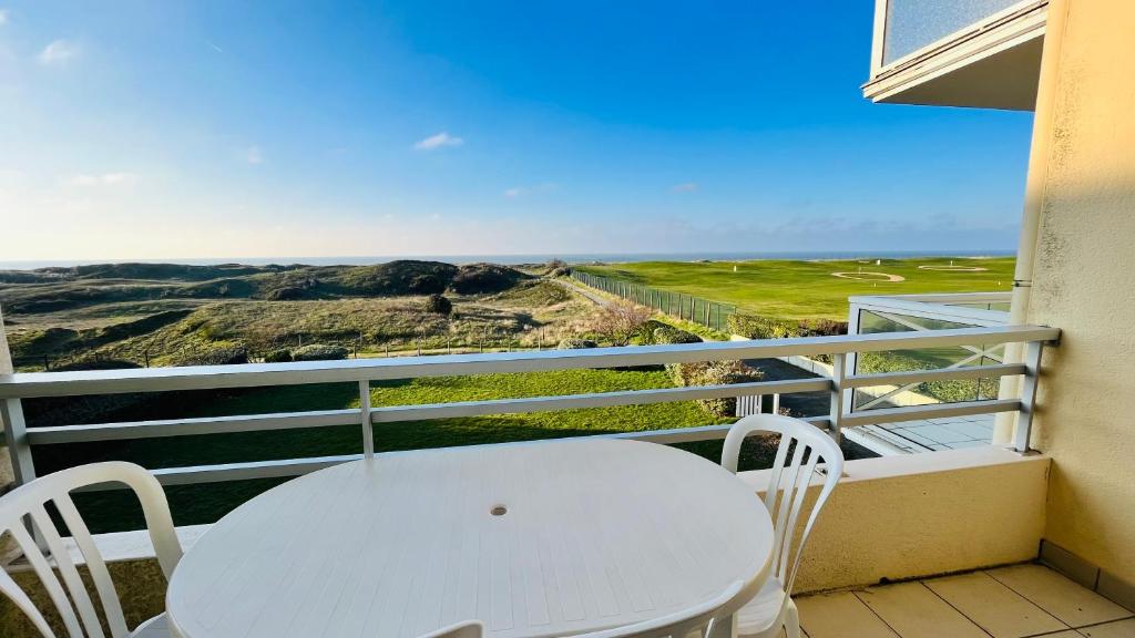 Un balcón o terraza en Le golf et l'océan, T2 vue mer