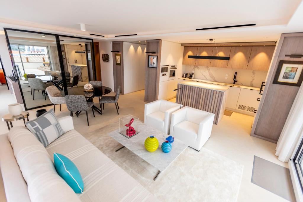 un salon avec un canapé blanc et une table dans l'établissement The RoofTop by Connexion, à Cannes
