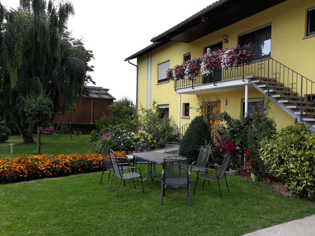 uma mesa e cadeiras em frente a uma casa em Monteurwohnung Ferienhof Arold em Creglingen