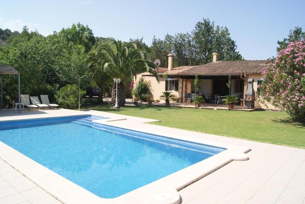 una piscina en el patio de una casa en Son Ribes en Alaró
