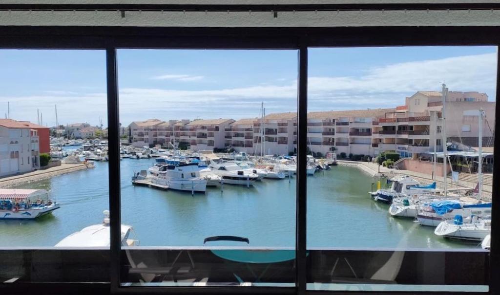 une vue d'une marina avec des bateaux dans l'eau dans l'établissement St Cyprien Joli T3 avec vue sur la lagune, à Saint-Cyprien