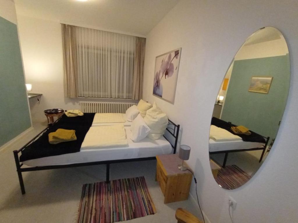 Postel nebo postele na pokoji v ubytování Berlin-Wilmersdorfer Nordseeheim - mit Etagenküchen zur Selbstversorgung