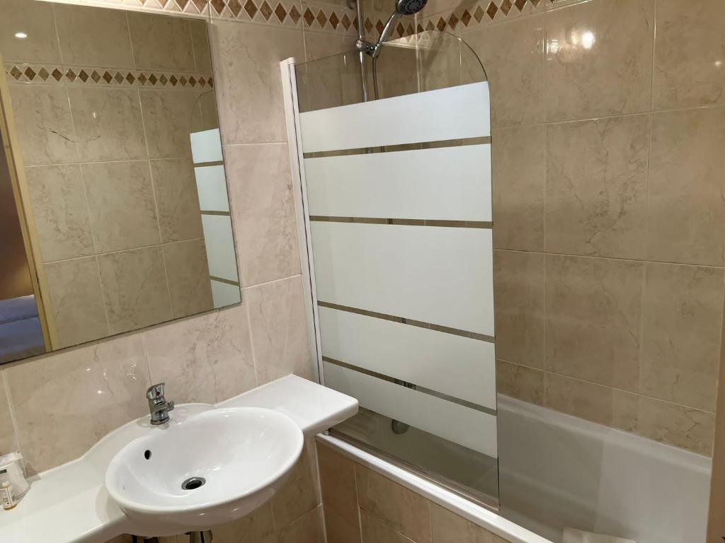 a bathroom with a sink and a shower at 121 Paris Hotel in Paris