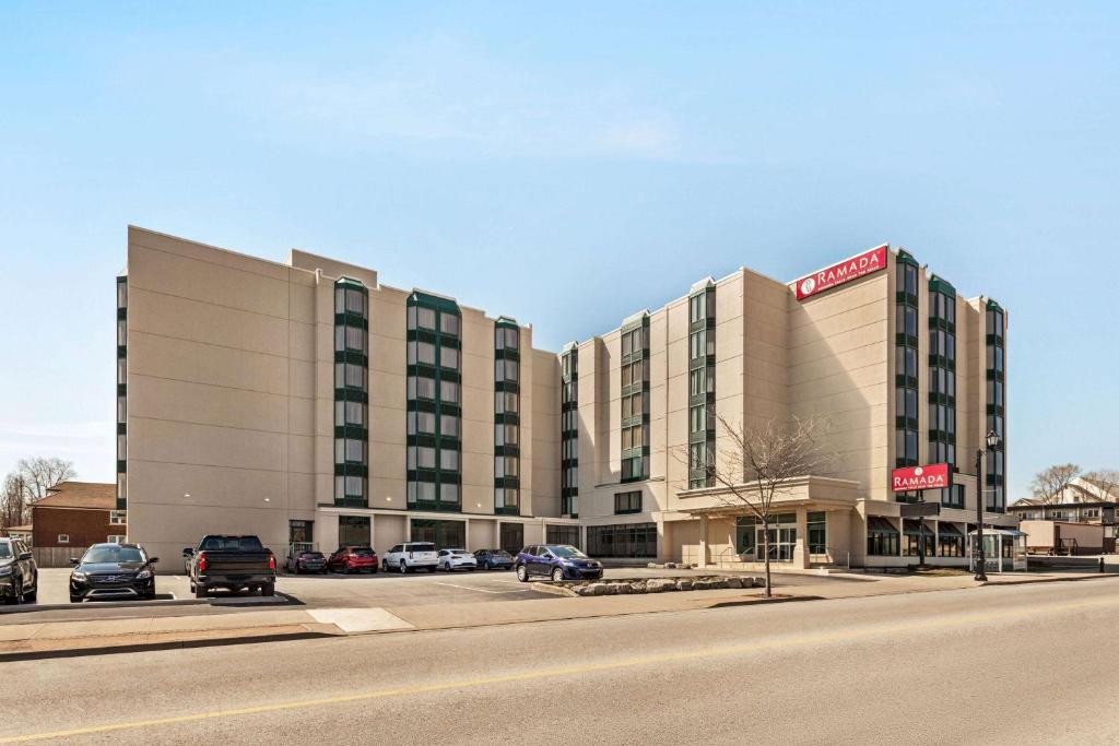 Ramada By Wyndham Niagara Falls near the Falls - Resim 3